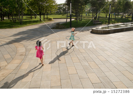 広場で遊ぶ子供達の写真素材