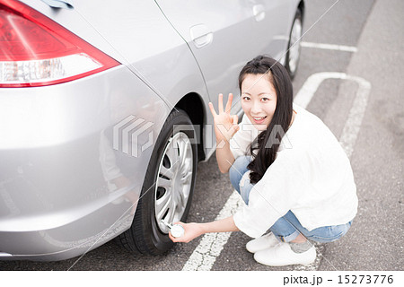空気圧チェックする女性 15273776