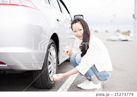 空気圧チェックする女性 空気圧チェックする女性 15273779