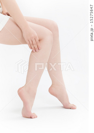 足をマッサージする女性 15275647