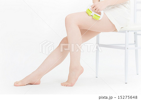 ローラーで足をマッサージする女性 ローラーで足をマッサージする女性 15275648