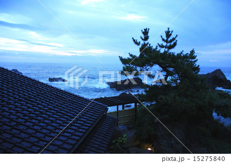 早朝の日本海 15275840