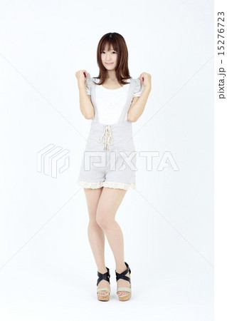 若い女性　ファッション 15276723