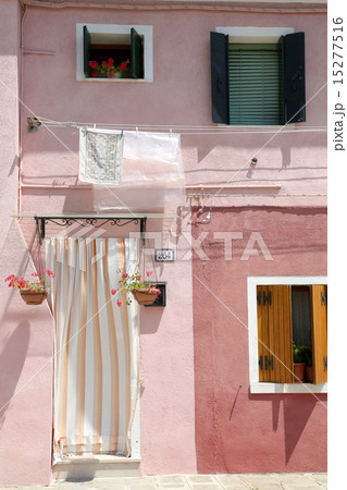 ヴェネチア ブラノ島 窓辺の花 15277516
