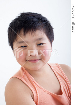 腕組みをする男の子 15277570