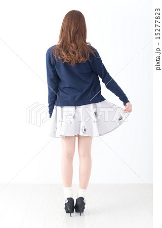 若い女性 代 白バック カットモデル 後姿の写真素材
