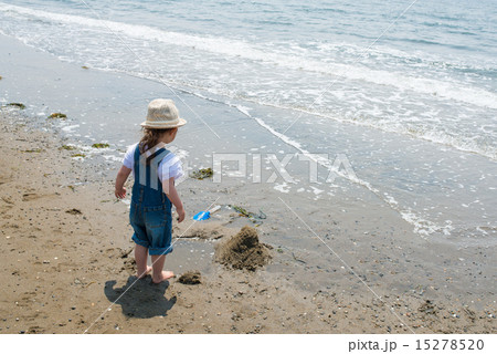 海で遊ぶ女の子 海で遊ぶ女の子 15278520