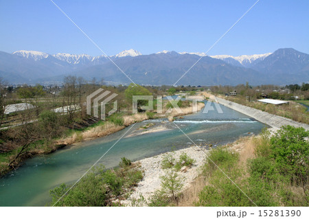 安曇野の春・穂高川から望む北アルプス 15281390