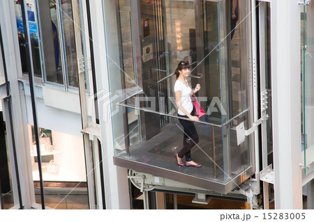 Women shopping in Singapore mall 15283005