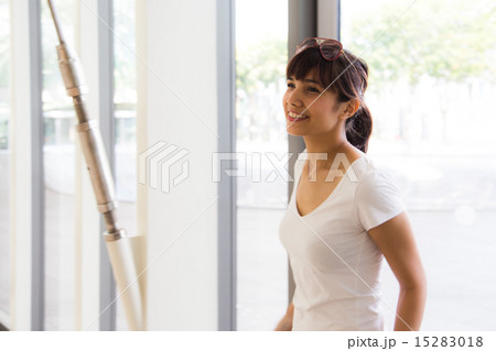 Women shopping in Singapore mall 15283018