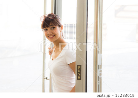 Women shopping in Singapore mall 15283019