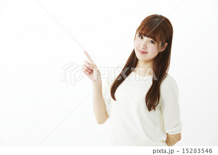 指を指す女性 15283546