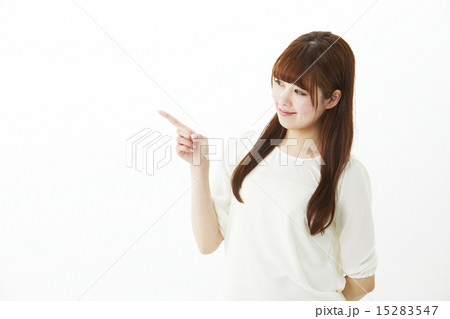 指を指す女性 15283547