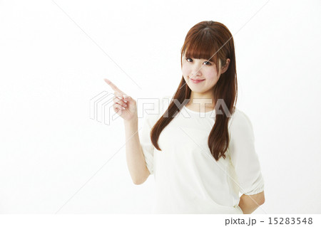 指を指す女性 15283548