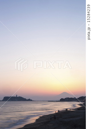 夕日の七里ケ浜と富士山 夕日の七里ケ浜と富士山 15284239