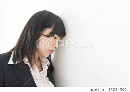 うなだれるOL 15284590