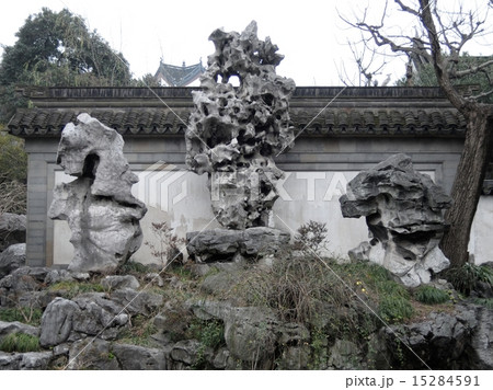 中国　上海市　豫園(よえん)　玉玲瓏の太湖石（たいこせき） 15284591