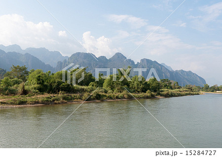 ラオス　バンビエンの風景 15284727