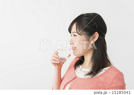 水を飲む 水を飲む 15285041