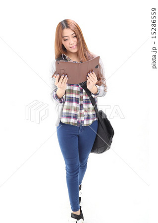 Woman wth tablet pc and shoulder bag study 15286559