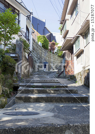 坂道 階段を登る高齢者 坂道 階段を登る高齢者 15287077