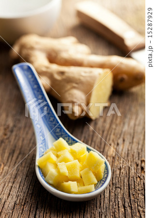 sliced ​​ginger root 15287929