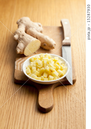 sliced ​​ginger root 15287930