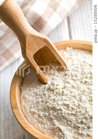 flour in wooden bowl 15288006