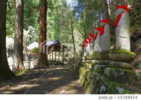 信州 安曇野 満願寺の微妙橋 参道とお地蔵様 信州 安曇野 満願寺の微妙橋 参道とお地蔵様 15288854