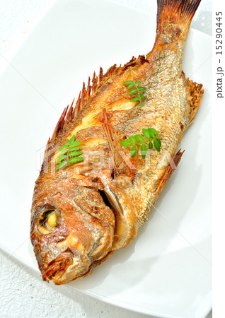 天然マダイ（真鯛）の塩焼き、焼き魚。 15290445