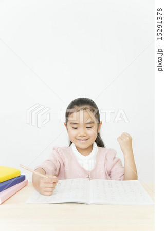 勉強する女の子 15291378