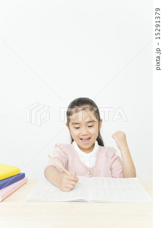 勉強する女の子 15291379