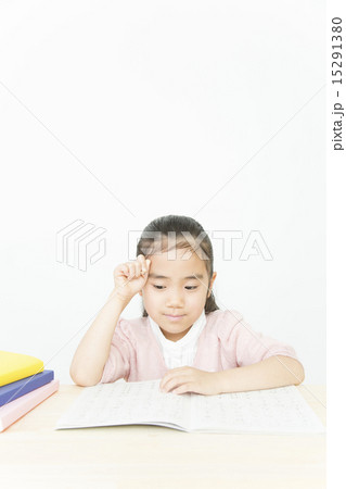 勉強する女の子 15291380