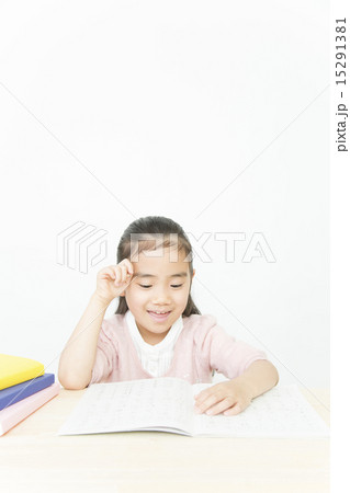 勉強する女の子 15291381