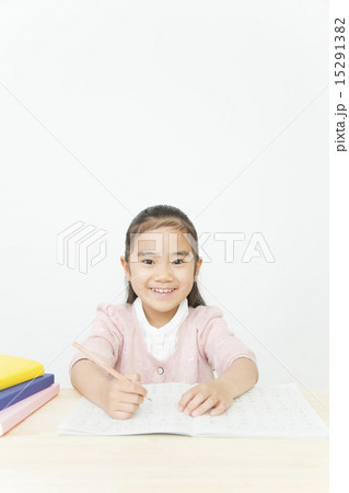 勉強する女の子 15291382
