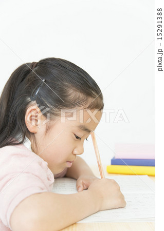 勉強する女の子 15291388