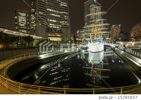 ランドマークタワーと日本丸夜景 15291657