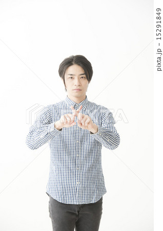 バツポーズ　男性（20代、30代）　 15291849