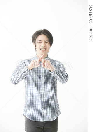 バツポーズ　男性（20代、30代） 15291850