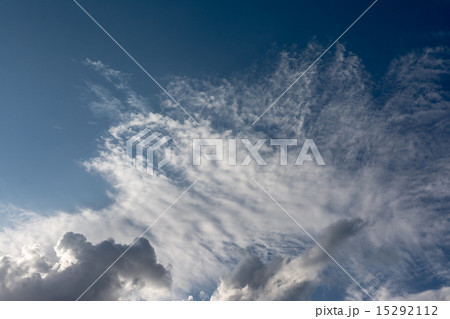 白い雲が広がっていく 15292112