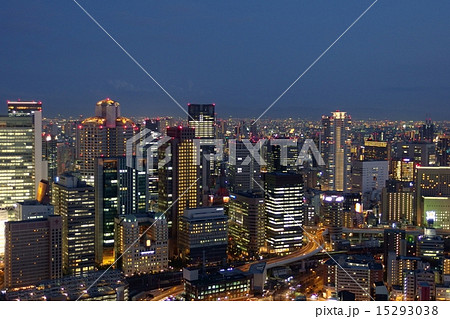 梅田スカイビル屋上空中庭園からの大阪駅周辺の夜景の写真素材