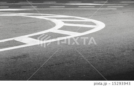 White bent lines over dark asphalt 15293943