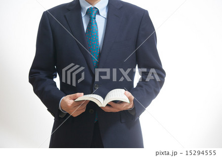 書籍を参照するビジネスマン 15294555