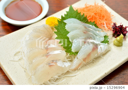 コチ（鯒）の刺し身。※手前の切り身にニンジンが少し付着。 15296904