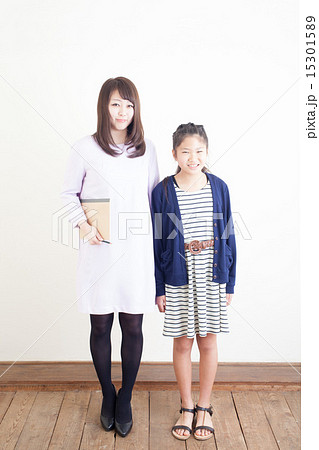 女子生徒と先生 女子生徒と先生 15301589