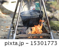 火にかけたダッチオーブン 15301773