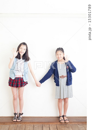 手をつなぐ小学生 手をつなぐ小学生 15301789