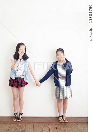 手をつなぐ小学生 15301790