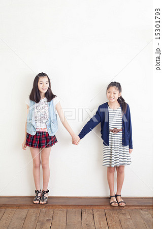 手をつなぐ小学生の写真素材