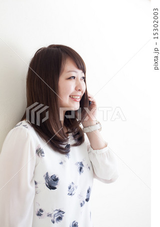 スマホを使う女性 15302003